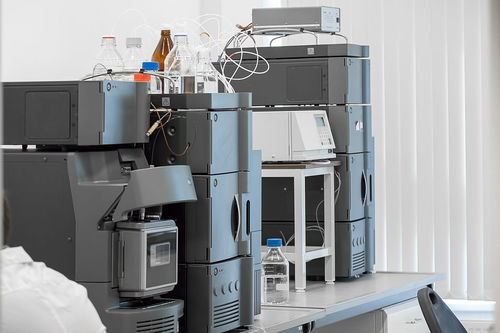 教學儀器設(shè)備與教育軟件 現(xiàn)代教育技術(shù)的雙翼